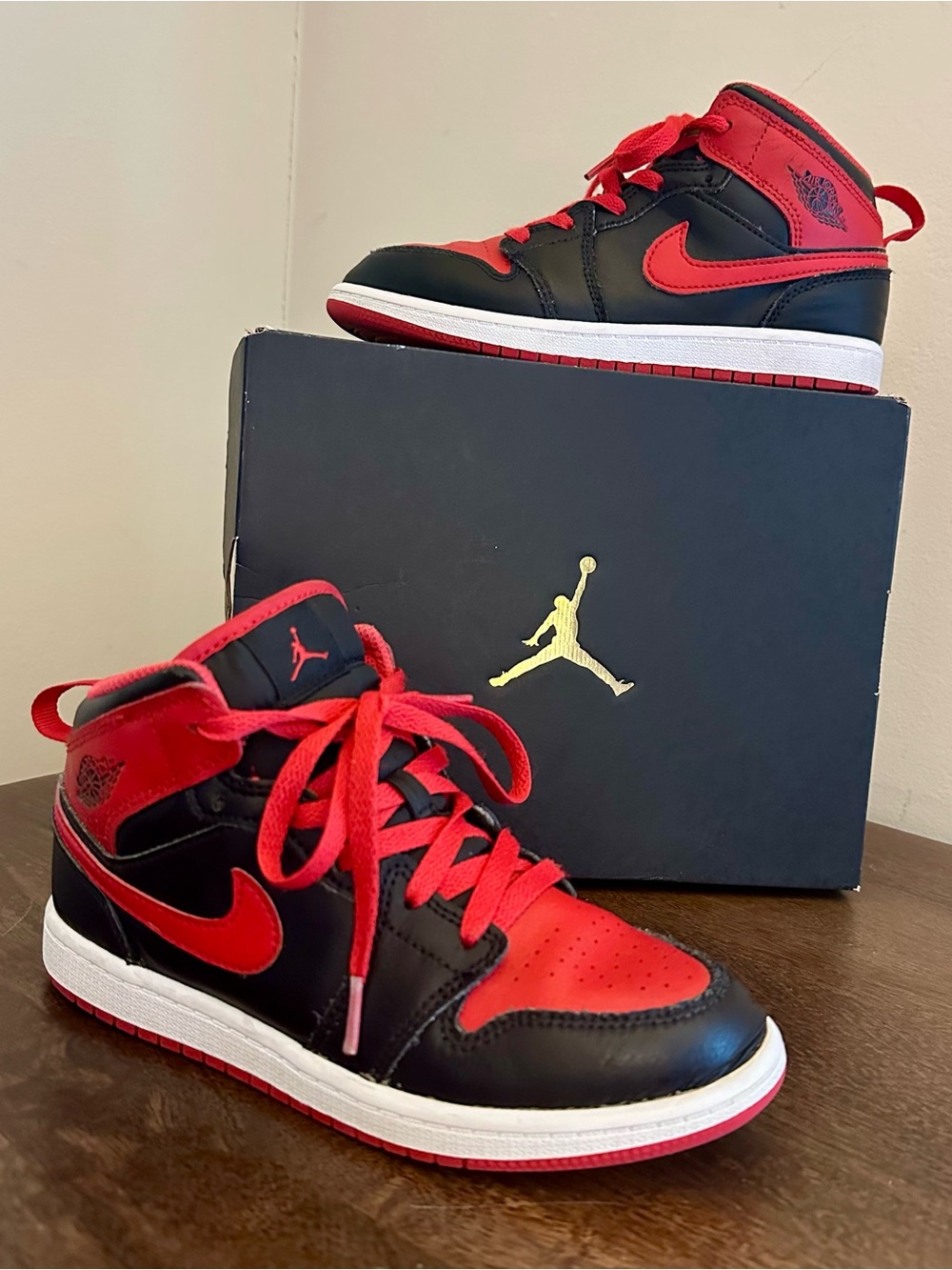 Nike Air Jordan 1 Mid DQ8424-060 Kids Size 2.5Y Black Fire Red White Leather